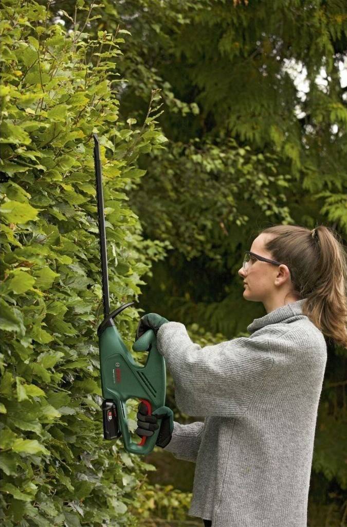 ♦ OUTLET ♦ Bosch Akku-Heckenschere » EasyHedgeCut 18-45 « inkl. 2.0 AH Akku