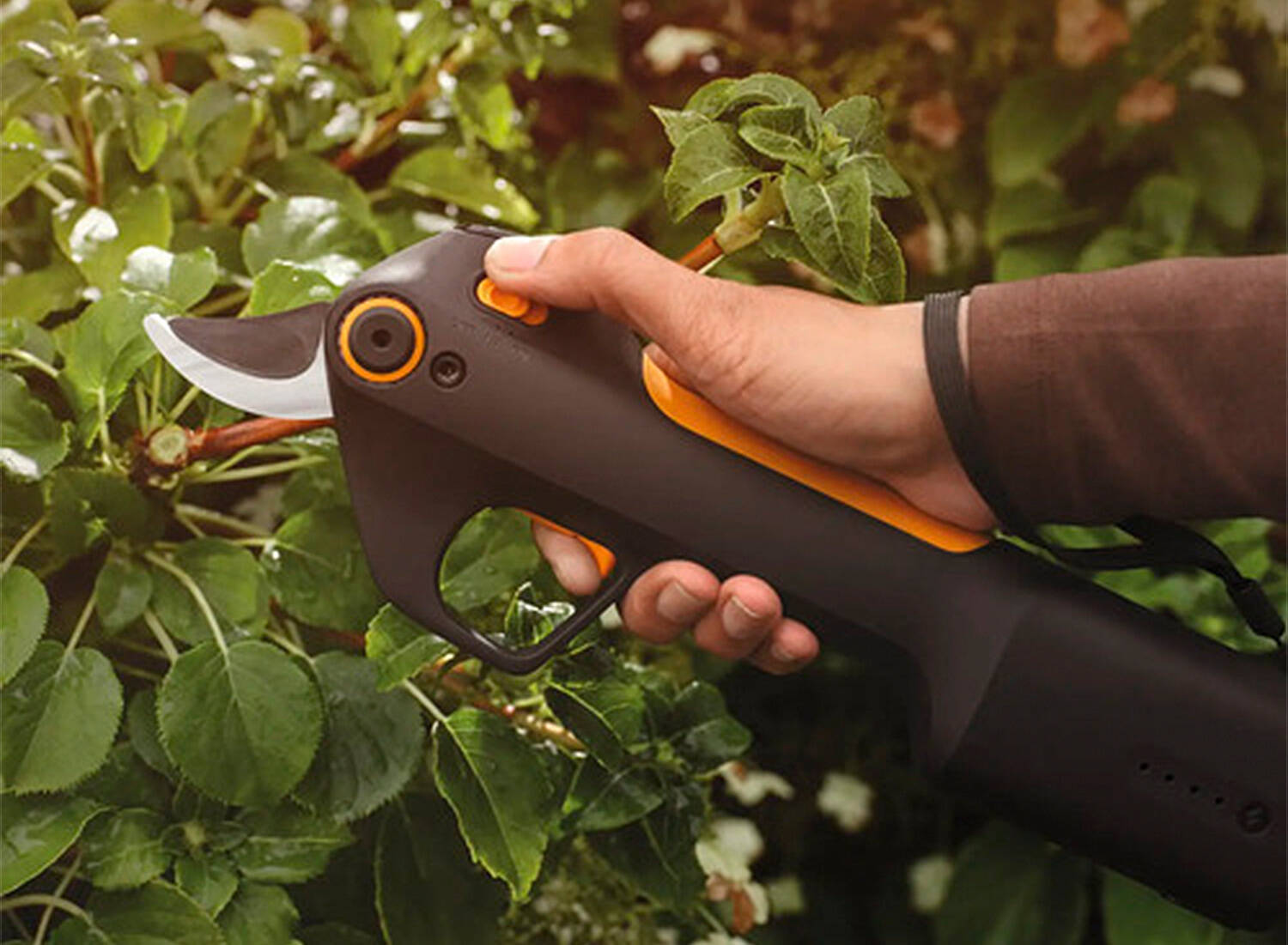Fiskars Akku-Gartenschere » ePruner M Bypass « inkl. 4.0 Ah Akku
