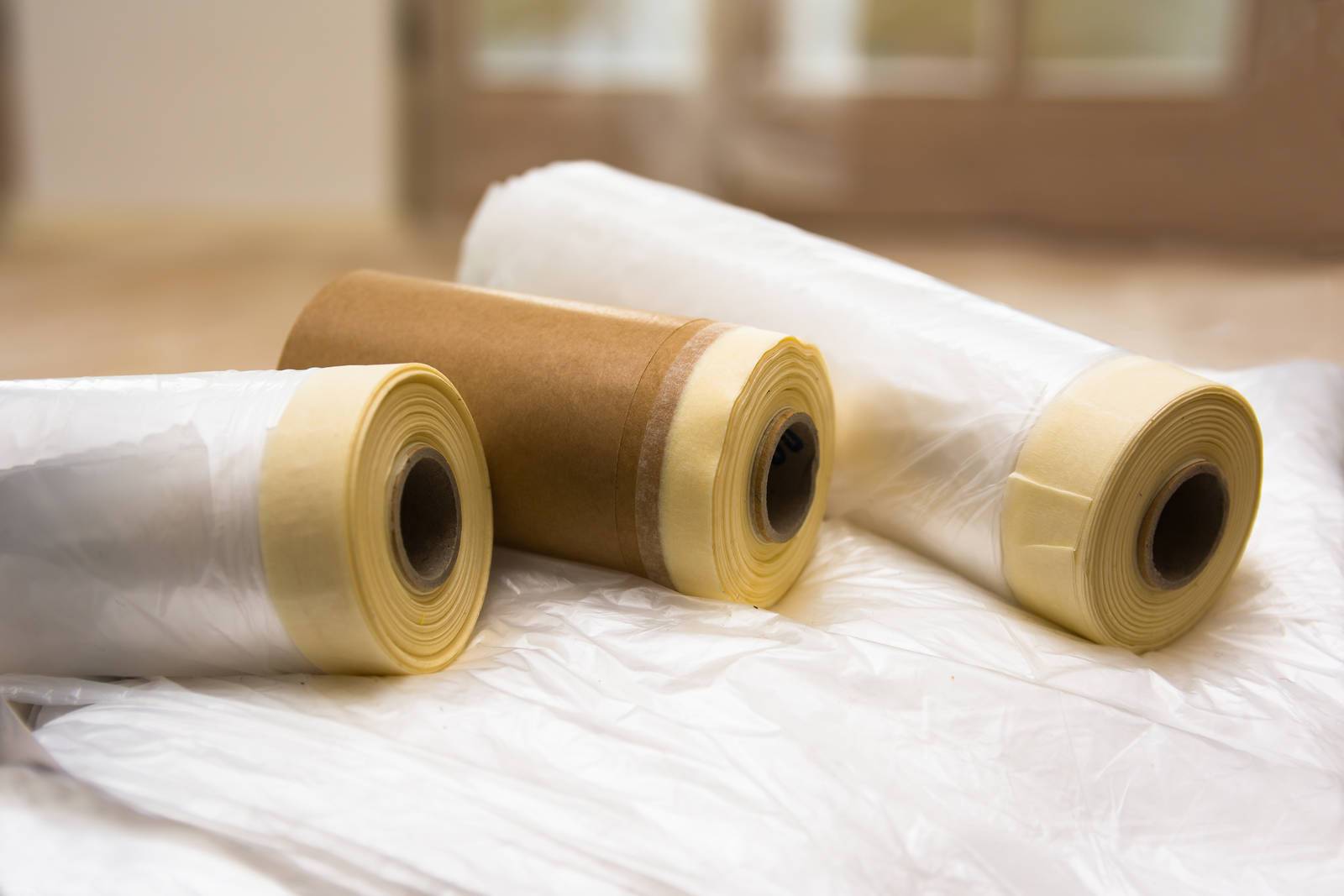 Abdeckfolie und Abdeckpapier mit integriertem Klebeband zum Schutz bei Malerarbeiten